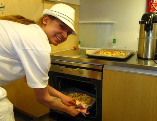 Joona Havukainen valmistamassa Americanimissimo-pizzaa Enterin LANeilla